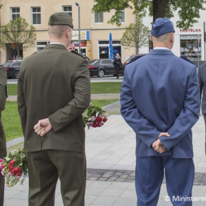 Minister obrany P. Gajdoš pri príležitosti Dňa matiek ocenil Oľgu Mlynárovú, matku štyroch vojakov