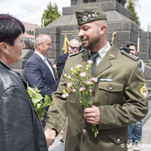 Minister obrany P. Gajdoš pri príležitosti Dňa matiek ocenil Oľgu Mlynárovú, matku štyroch vojakov