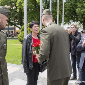 Minister obrany P. Gajdoš pri príležitosti Dňa matiek ocenil Oľgu Mlynárovú, matku štyroch vojakov