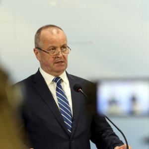 P. Gajdoš: PlaP. Gajdoš: Platy vojakov zvýšime v priemere o 300 eurty vojakov zvýšime v priemere o 300 eur