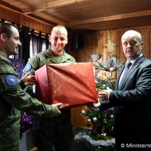 Slovenskí vojaci v Bosne a Hercegovine dostali v predstihu vianočné darčeky