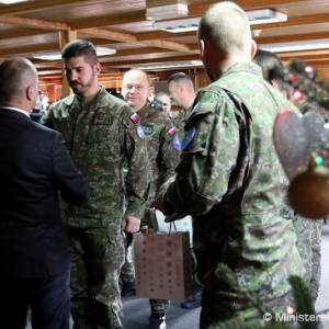 Slovenskí vojaci v Bosne a Hercegovine dostali v predstihu vianočné darčeky