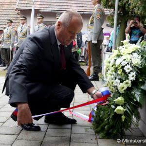 Minister Gajdoš si uctil pamiatku obetí SNP turistickým pochodom cez náučný partizánsky chodník Zlatno - Skýcov