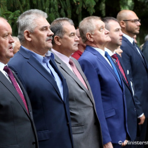 Minister Gajdoš si uctil pamiatku obetí SNP turistickým pochodom cez náučný partizánsky chodník Zlatno - Skýcov