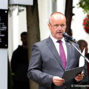 Minister Gajdoš si uctil pamiatku obetí SNP turistickým pochodom cez náučný partizánsky chodník Zlatno - Skýcov