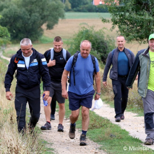 Minister Gajdoš si uctil pamiatku obetí SNP turistickým pochodom cez náučný partizánsky chodník Zlatno - Skýcov