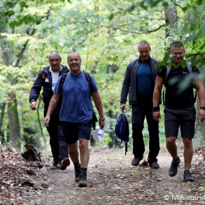 Minister Gajdoš si uctil pamiatku obetí SNP turistickým pochodom cez náučný partizánsky chodník Zlatno - Skýcov