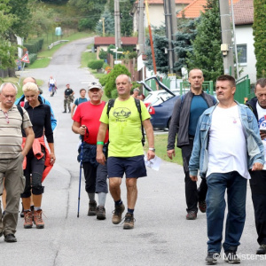 Minister Gajdoš si uctil pamiatku obetí SNP turistickým pochodom cez náučný partizánsky chodník Zlatno - Skýcov