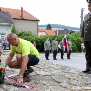 Minister Gajdoš si uctil pamiatku obetí SNP turistickým pochodom cez náučný partizánsky chodník Zlatno - Skýcov