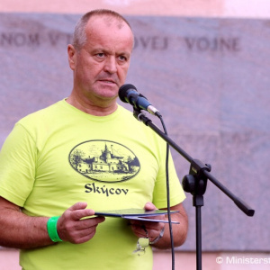 Minister Gajdoš si uctil pamiatku obetí SNP turistickým pochodom cez náučný partizánsky chodník Zlatno - Skýcov