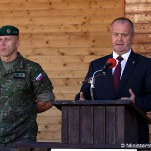 Minister obrany Slovenskej republiky Peter Gajdoš dnes navštívil 79 absolventov dobrovoľnej vojenskej prípravy, ktorí úspešne ukončili základný vojenský výcvik. Šéf rezortu obrany sa v rámci návštevy a neformálnej diskusie s absolventmi dobrovoľnej vojens