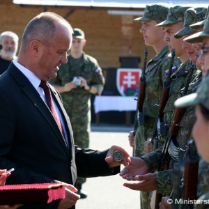Minister obrany Slovenskej republiky Peter Gajdoš dnes navštívil 79 absolventov dobrovoľnej vojenskej prípravy, ktorí úspešne ukončili základný vojenský výcvik. Šéf rezortu obrany sa v rámci návštevy a neformálnej diskusie s absolventmi dobrovoľnej vojens