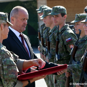 Minister obrany Slovenskej republiky Peter Gajdoš dnes navštívil 79 absolventov dobrovoľnej vojenskej prípravy, ktorí úspešne ukončili základný vojenský výcvik. Šéf rezortu obrany sa v rámci návštevy a neformálnej diskusie s absolventmi dobrovoľnej vojens