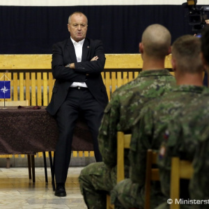 Minister obrany Slovenskej republiky Peter Gajdoš dnes navštívil 79 absolventov dobrovoľnej vojenskej prípravy, ktorí úspešne ukončili základný vojenský výcvik. Šéf rezortu obrany sa v rámci návštevy a neformálnej diskusie s absolventmi dobrovoľnej vojens
