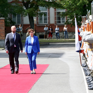 ministerka a minister - červený koberec, plné pocty
