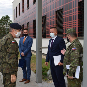 Privítanie pred budovou