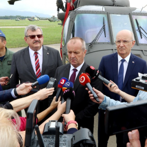 Minister Gajdoš odovzdal vojakom ďalšie dva vrtuľníky Black Hawk, využívať ich budú aj na pomoc v krízových situáciách