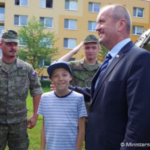 Deti zo Svidníka oslávili svoj sviatok s vojakmi 