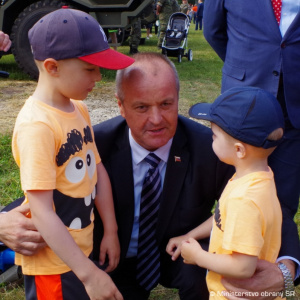 Deti zo Svidníka oslávili svoj sviatok s vojakmi 
