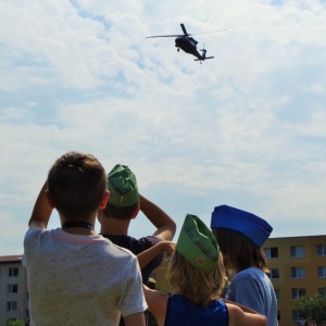 Deti zo Svidníka oslávili svoj sviatok s vojakmi 