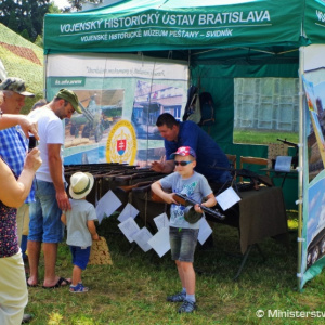Deti zo Svidníka oslávili svoj sviatok s vojakmi 