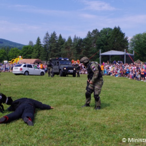 Deti zo Svidníka oslávili svoj sviatok s vojakmi 
