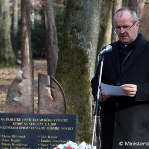 Minister obrany P. Gajdoš si v Novákoch pripomenul výročie tragickej udalosti vo Vojenskom opravárenskom podniku