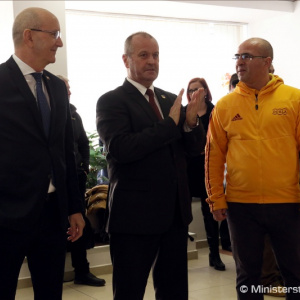 Minister Gajdoš odovzdal zlatej Anastasii Kuzminovej sľúbené prekvapenie, s celou rodinou si oddýchne v kúpeľoch