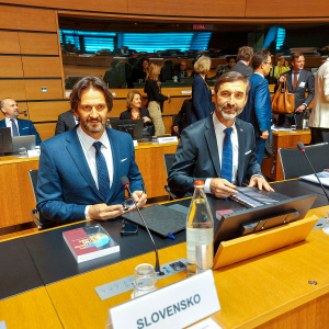 Ministri v rokovacej sále
