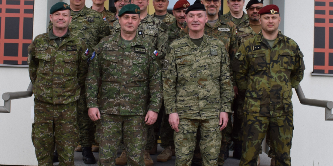 Delegácia gen. Tretinjaka a príslušníci NFIU SVK počas jeho návštevy