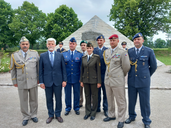 Prezident ČR s príslušníkmi NFIU SVK