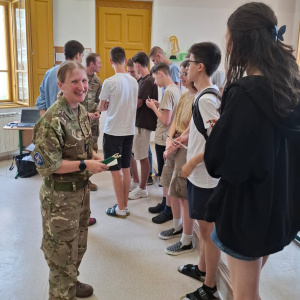 Britská príslušníka NFIU SVK počas návštevy školy