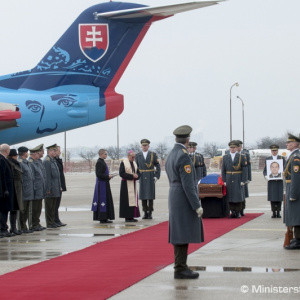 Vládny špeciál priviezol z Bosny a Hercegoviny telo zosnulého slovenského vojaka