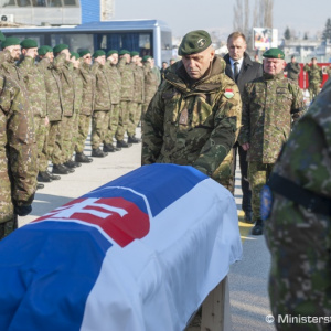 Vládny špeciál priviezol z Bosny a Hercegoviny telo zosnulého slovenského vojaka