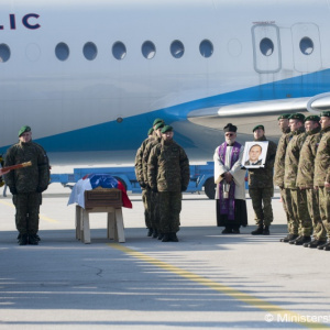 Vládny špeciál priviezol z Bosny a Hercegoviny telo zosnulého slovenského vojaka