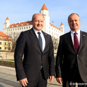 Spolupráca Slovenska a Maďarska v oblasti obrany je nadštandardná, zhodli sa ministri Gajdoš a Simicskó
