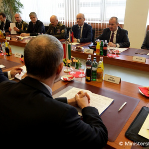 Spolupráca Slovenska a Maďarska v oblasti obrany je nadštandardná, zhodli sa ministri Gajdoš a Simicskó