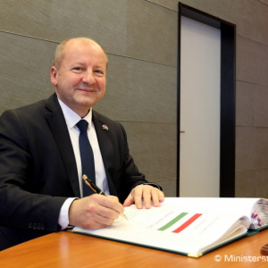Spolupráca Slovenska a Maďarska v oblasti obrany je nadštandardná, zhodli sa ministri Gajdoš a Simicskó