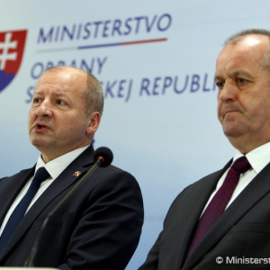 Spolupráca Slovenska a Maďarska v oblasti obrany je nadštandardná, zhodli sa ministri Gajdoš a Simicskó