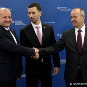 Spolupráca Slovenska a Maďarska v oblasti obrany je nadštandardná, zhodli sa ministri Gajdoš a Simicskó
