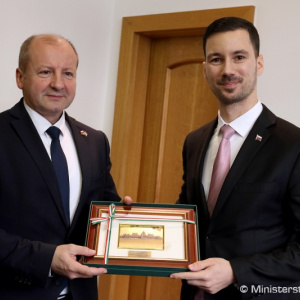 Spolupráca Slovenska a Maďarska v oblasti obrany je nadštandardná, zhodli sa ministri Gajdoš a Simicskó