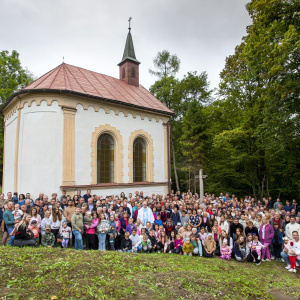 thumbnail_Wierni przy kaplicy Narodzenia Mari Panny w 100-lecie budowy nad Gabaltowem.  Fot. Piotr Basałyga