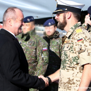 Minister Gajdoš navštívil vojenských policajtov v operácii SOPHIA, priniesol im vianočný stromček