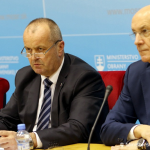Vláda schválila postup ministerstva obrany pre obstaranie vozidiel 8x8 a 4x4