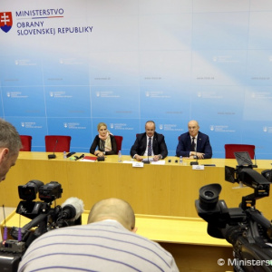 Vláda schválila postup ministerstva obrany pre obstaranie vozidiel 8x8 a 4x4