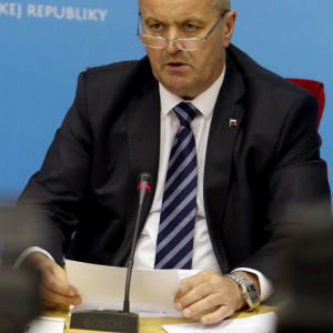 Vláda schválila postup ministerstva obrany pre obstaranie vozidiel 8x8 a 4x4