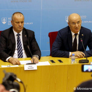 Vláda schválila postup ministerstva obrany pre obstaranie vozidiel 8x8 a 4x4