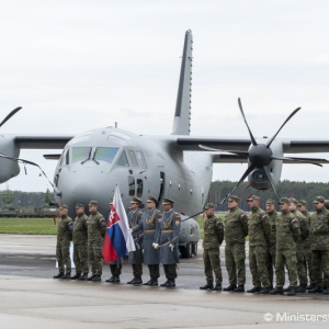 Minister Gajdoš slávnostne odovzdal vojakom do užívania prvé lietadlo Spartan