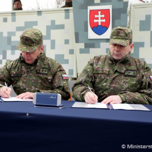 Slovenskí vojaci odchádzajú na Cyprus a do Afganistanu, rozlúčil sa s nimi minister obrany