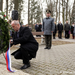 Minister Gajdoš si v Novákoch pripomenul 10. výročie  tragickej udalosti vo vojenskom opravárenskom podniku